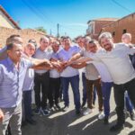 Rafael Fonteles vistoria obras de pavimentação em Avelino Lopes